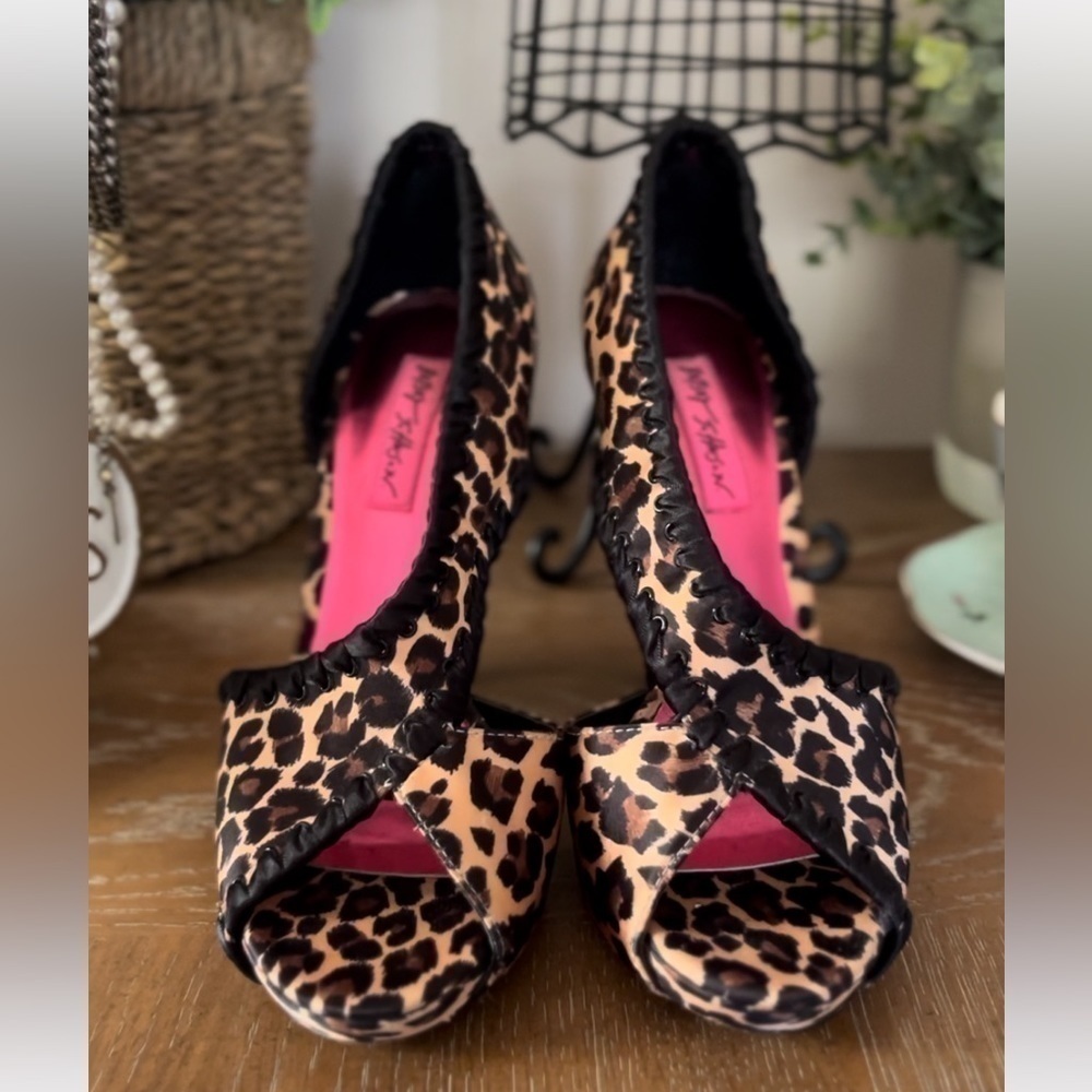 🖤 GORGEOUS! Mob wife leopard print, open toe heels-beautiful detail-see …
